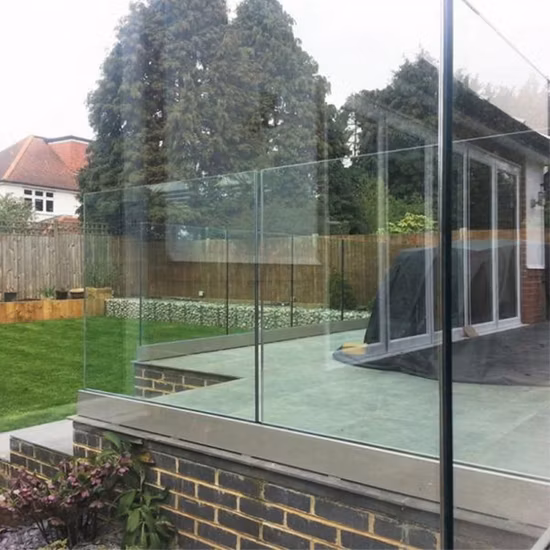 Высококачественные стеклянные перила U-образной формы со светодиодной подсветкой.