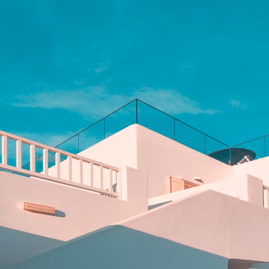 Безрамное П-профильное ограждение из закаленного многослойного стекла