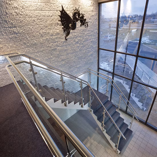 Высококачественные стеклянные перила из нержавеющей стали с закаленным стеклом на заказ.