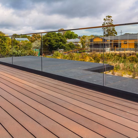 Система стеклянных перил черного U-образного профиля для дизайна интерьера виллы или жилого дома